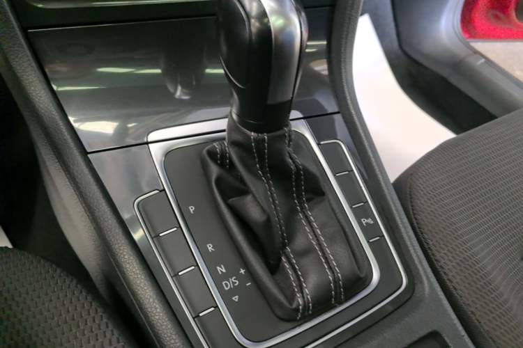 Used Volkswagen Golf 2017 230TSI Automatic Comfort Edition – Celebrating Milestone of One Million Units Gear Lever