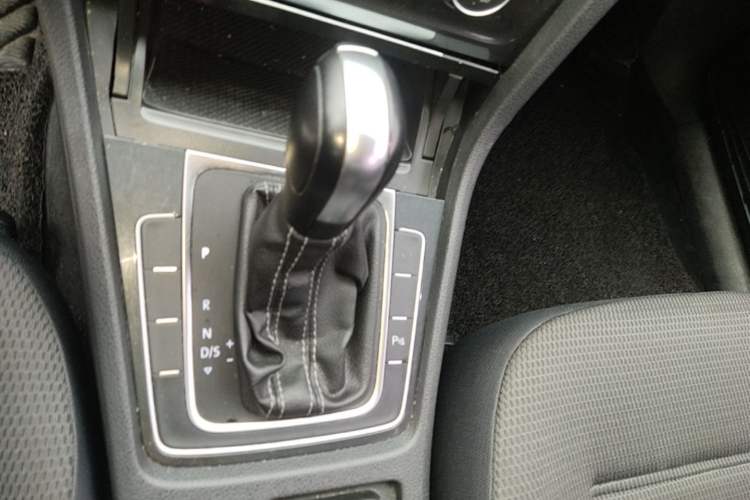 Used Volkswagen Golf 2017 1.6L Automatic Comfort Million-Vehicle Anniversary Edition Gear Lever