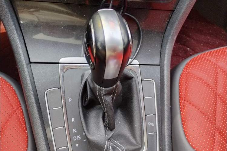 Used Volkswagen Golf 2017 1.6L Automatic Comfort Million-Vehicle Anniversary Edition Gear Lever