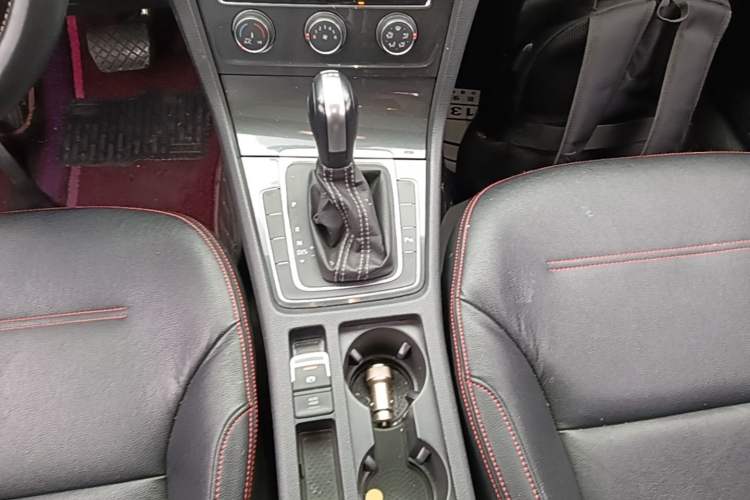 Used Volkswagen Golf 2017 230TSI Automatic Comfort Edition – Celebrating Milestone of One Million Units Gear Lever