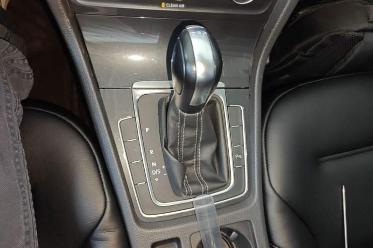 Used Volkswagen Golf 2017 230TSI Automatic Comfort Edition – Celebrating Milestone of One Million Units Gear Lever