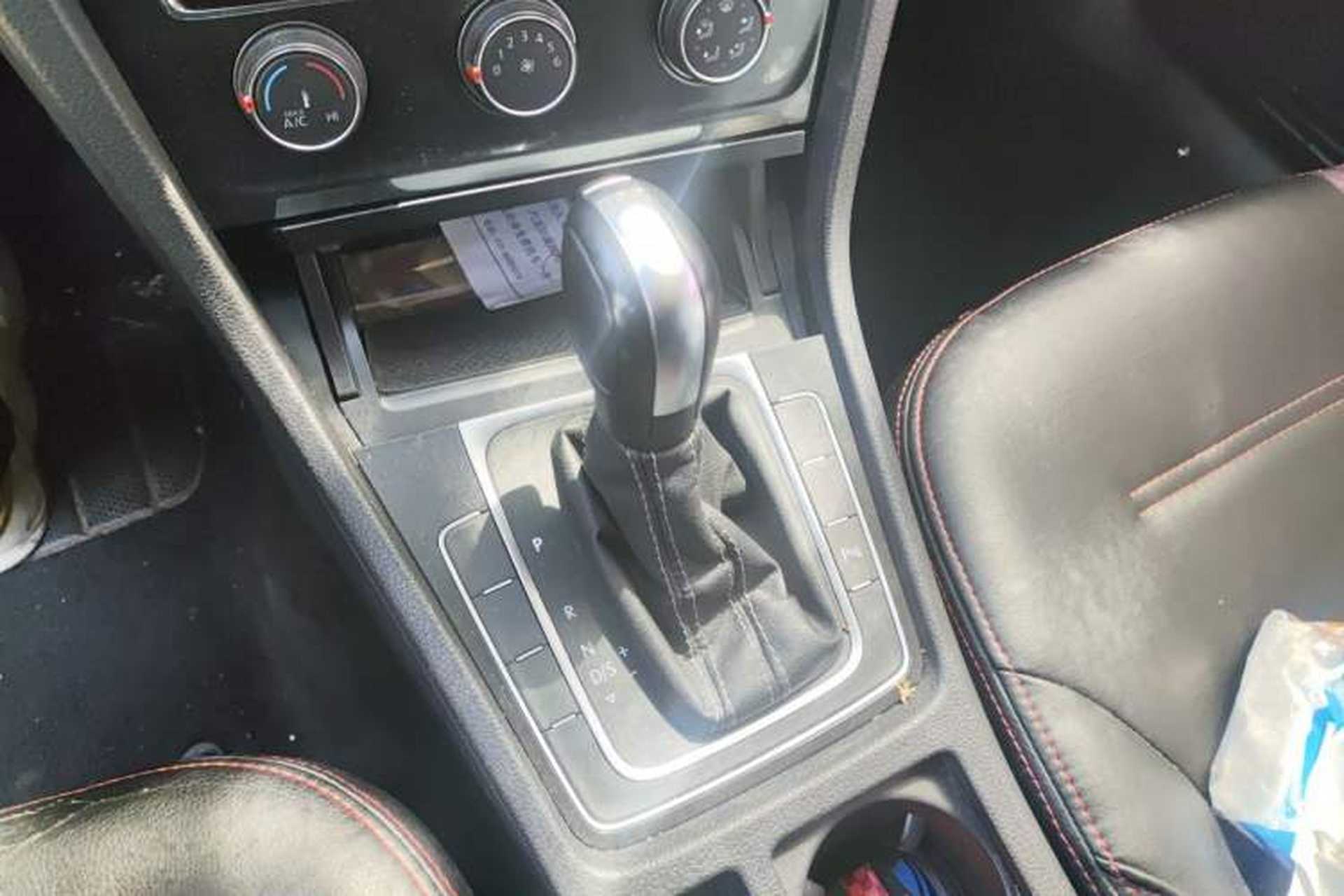 Used Volkswagen Golf 2017 230TSI Automatic Comfort Edition – Celebrating Milestone of One Million Units Gear Lever