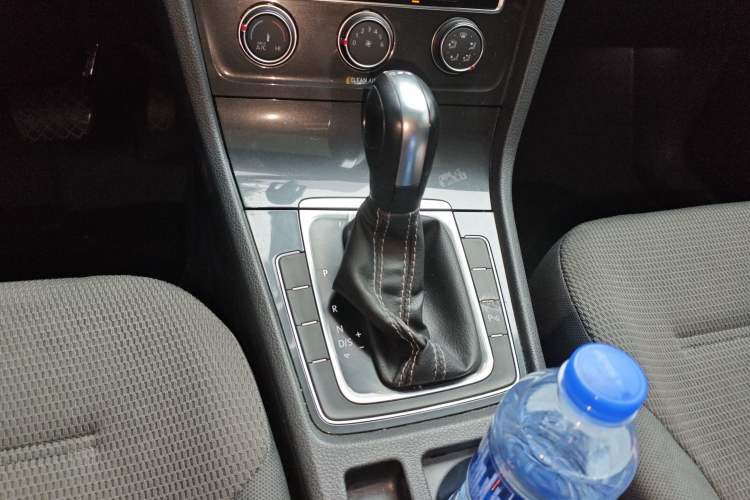 Used Volkswagen Golf 2017 230TSI Automatic Comfort Edition – Celebrating Milestone of One Million Units Gear Lever