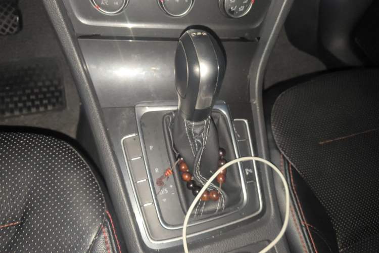 Used Volkswagen Golf 2017 230TSI Automatic Comfort Edition – Celebrating Milestone of One Million Units Gear Lever