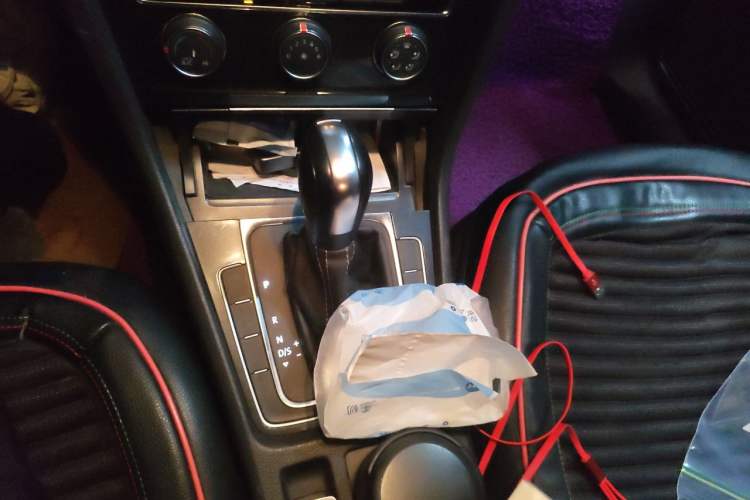 Used Volkswagen Golf 2017 1.6L Automatic Comfort Million-Vehicle Anniversary Edition Gear Lever