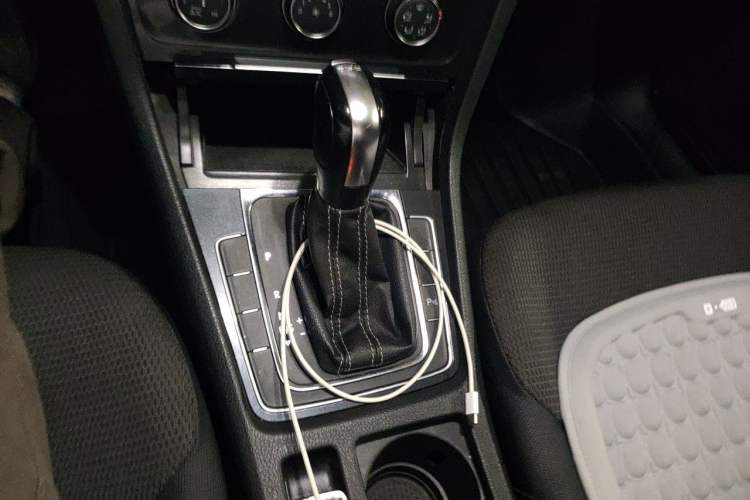 Used Volkswagen Golf 2017 230TSI Automatic Comfort Edition – Celebrating Milestone of One Million Units Gear Lever