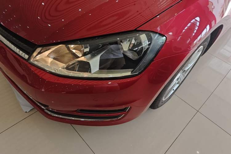 Used Volkswagen Golf 2017 230TSI Automatic Comfort Edition – Celebrating Milestone of One Million Units Left Front Headlight