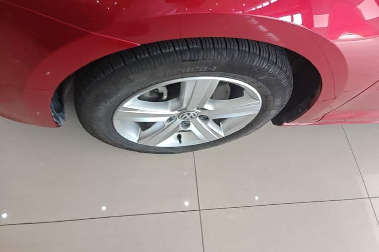 Used Volkswagen Golf 2017 230TSI Automatic Comfort Edition – Celebrating Milestone of One Million Units Left Front Wheel Hub