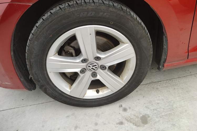 Used Volkswagen Golf 2017 1.6L Automatic Comfort Million-Vehicle Anniversary Edition Left Front Wheel Hub
