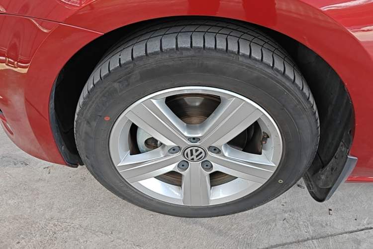 Used Volkswagen Golf 2017 230TSI Automatic Comfort Edition – Celebrating Milestone of One Million Units Left Front Wheel Hub