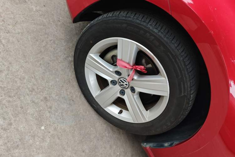 Used Volkswagen Golf 2017 230TSI Automatic Comfort Edition – Celebrating Milestone of One Million Units Left Front Wheel Hub