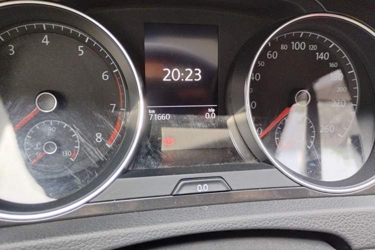 Used Volkswagen Golf 2017 1.6L Automatic Comfort Million-Vehicle Anniversary Edition Odometer Close Up
