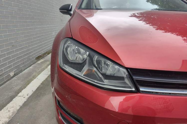 Used Volkswagen Golf 2017 230TSI Automatic Comfort Edition – Celebrating Milestone of One Million Units Right Front Headlight