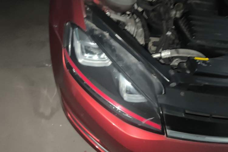 Used Volkswagen Golf 2017 230TSI Automatic Comfort Edition – Celebrating Milestone of One Million Units Right Front Headlight