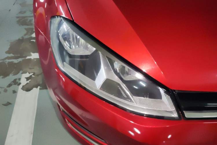 Used Volkswagen Golf 2017 230TSI Automatic Comfort Edition – Celebrating Milestone of One Million Units Right Front Headlight