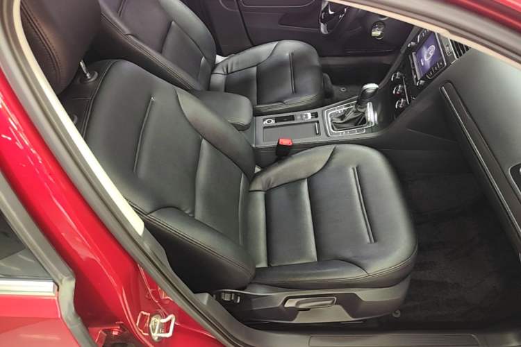 Used Volkswagen Golf 2017 230TSI Automatic Comfort Edition – Celebrating Milestone of One Million Units Right Front Seat
