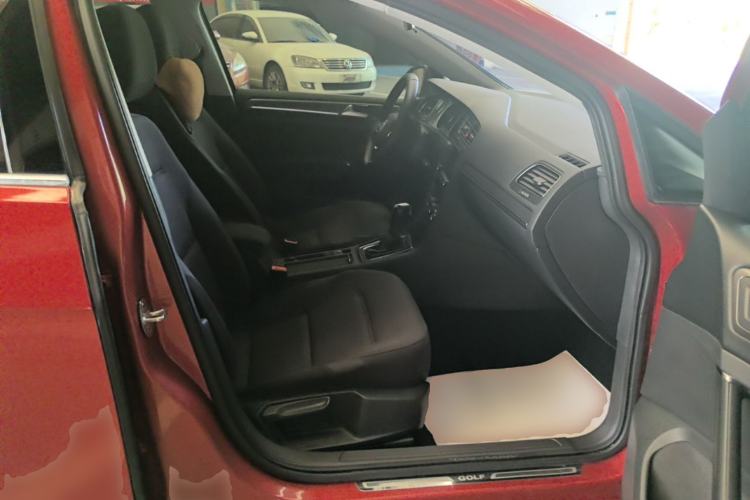 Used Volkswagen Golf 2017 230TSI Automatic Comfort Edition – Celebrating Milestone of One Million Units Right Front Seat