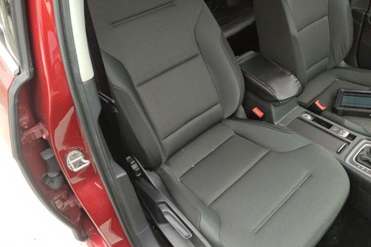 Used Volkswagen Golf 2017 1.6L Automatic Comfort Million-Vehicle Anniversary Edition Right Front Seat
