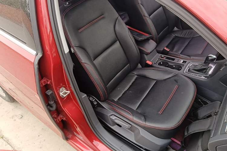 Used Volkswagen Golf 2017 230TSI Automatic Comfort Edition – Celebrating Milestone of One Million Units Right Front Seat