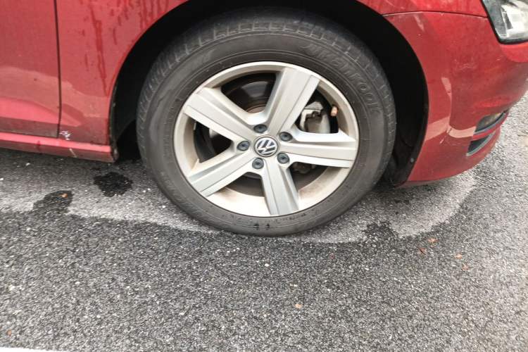 Used Volkswagen Golf 2017 1.6L Automatic Comfort Million-Vehicle Anniversary Edition Right Front Wheel Hub