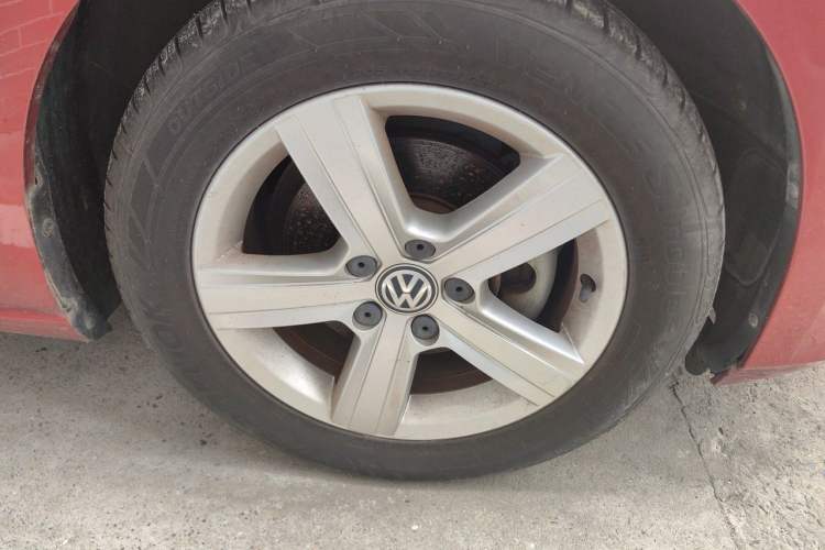 Used Volkswagen Golf 2017 230TSI Automatic Comfort Edition – Celebrating Milestone of One Million Units Right Front Wheel Hub