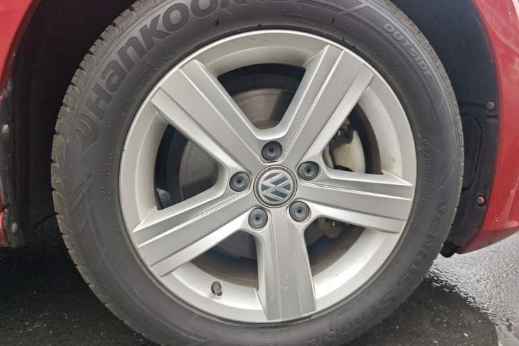 Used Volkswagen Golf 2017 1.6L Automatic Comfort Million-Vehicle Anniversary Edition Right Front Wheel Hub