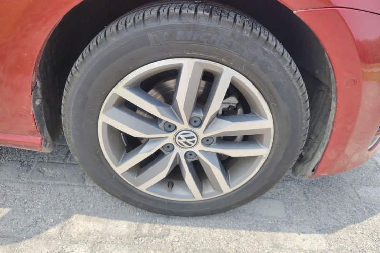 Used Volkswagen Golf 2017 230TSI Automatic Luxury Million-Vehicle Commemorative Edition Right Front Wheel Hub