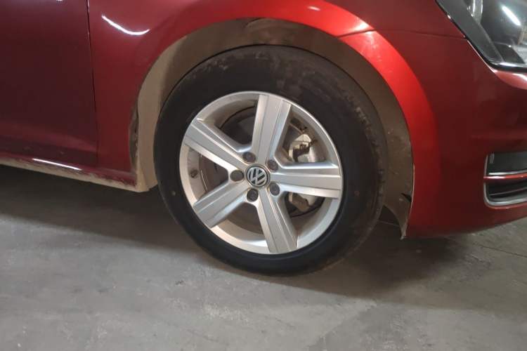 Used Volkswagen Golf 2017 1.6L Automatic Comfort Million-Vehicle Anniversary Edition Right Front Wheel Hub