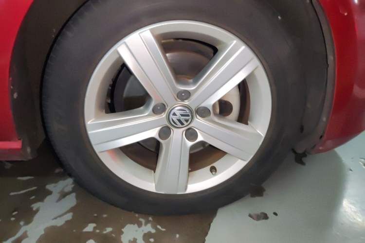 Used Volkswagen Golf 2017 230TSI Automatic Comfort Edition – Celebrating Milestone of One Million Units Right Front Wheel Hub
