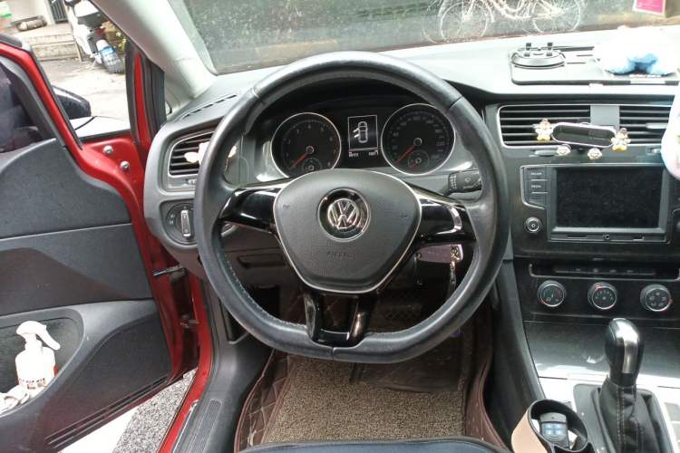Used Volkswagen Golf 2017 1.6L Automatic Comfort Million-Vehicle Anniversary Edition Steering Wheel