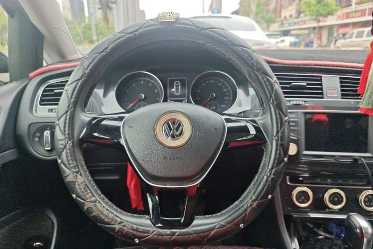 Used Volkswagen Golf 2017 1.6L Automatic Comfort Million-Vehicle Anniversary Edition Steering Wheel