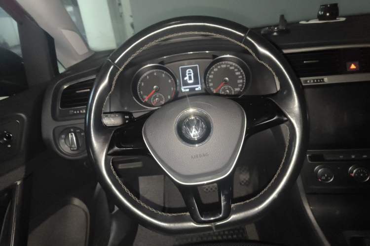 Used Volkswagen Golf 2017 230TSI Automatic Comfort Edition – Celebrating Milestone of One Million Units Steering Wheel