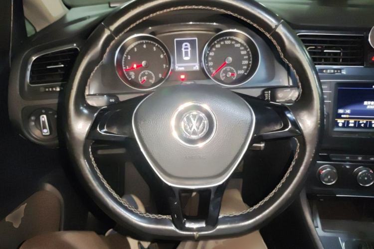 Used Volkswagen Golf 2017 230TSI Automatic Comfort Edition – Celebrating Milestone of One Million Units Steering Wheel