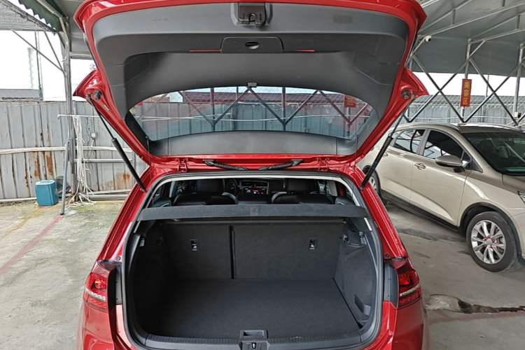 Used Volkswagen Golf 2017 230TSI Automatic Comfort Edition – Celebrating Milestone of One Million Units Trunk