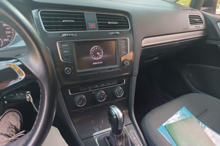 Used Volkswagen Golf 2017 1.6L Automatic Comfort Million-Vehicle Anniversary Edition Audio And AC Panel