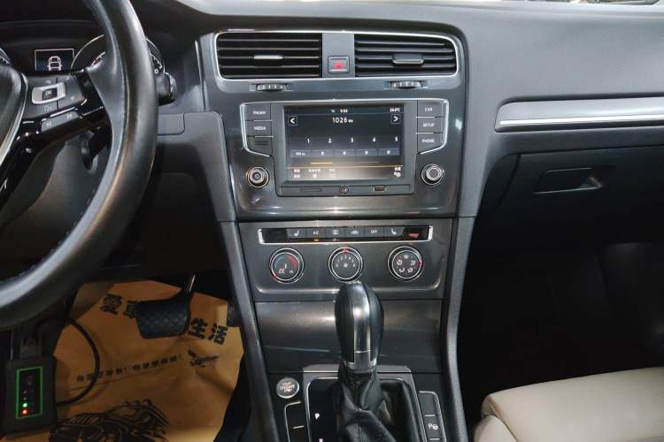 Used Volkswagen Golf 2017 230TSI Automatic Luxury Million-Vehicle Commemorative Edition Audio And AC Panel
