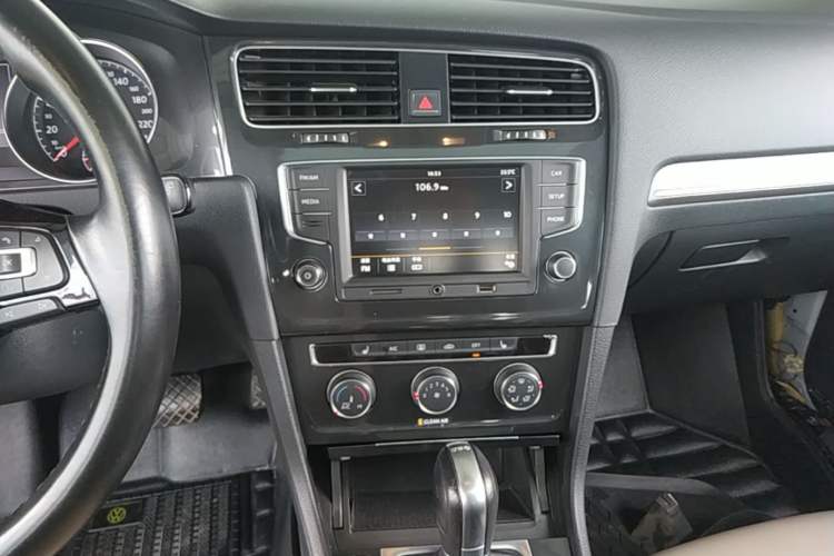 Used Volkswagen Golf 2017 230TSI Automatic Luxury Million-Vehicle Commemorative Edition Audio And AC Panel