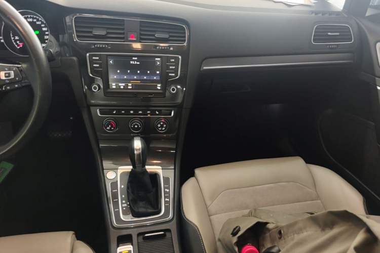 Used Volkswagen Golf 2017 230TSI Automatic Luxury Million-Vehicle Commemorative Edition Audio And AC Panel