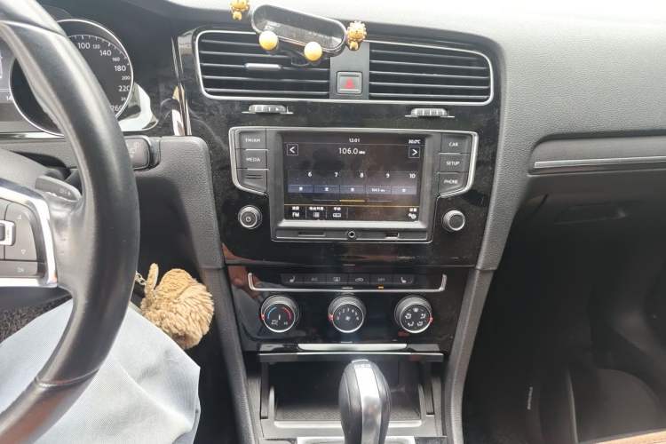 Used Volkswagen Golf 2017 280TSI Automatic R-Line Million-Vehicle Commemorative Edition Audio And AC Panel