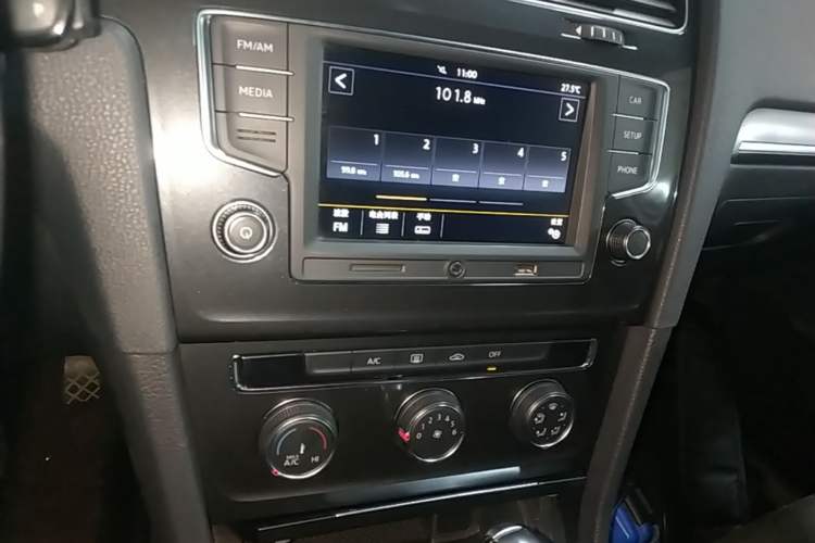 Used Volkswagen Golf 2017 1.6L Automatic Comfort Million-Vehicle Anniversary Edition Audio And AC Panel
