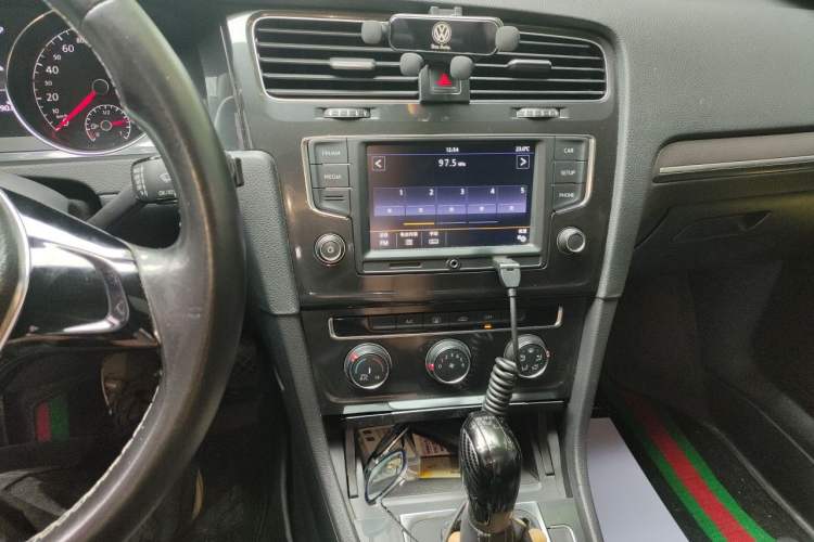 Used Volkswagen Golf 2017 1.6L Automatic Comfort Million-Vehicle Anniversary Edition Audio And AC Panel