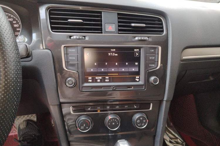 Used Volkswagen Golf 2017 230TSI Automatic Luxury Million-Vehicle Commemorative Edition Audio And AC Panel