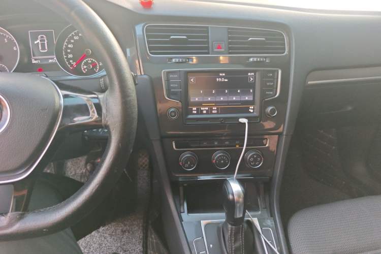 Used Volkswagen Golf 2017 1.6L Automatic Comfort Million-Vehicle Anniversary Edition Audio And AC Panel