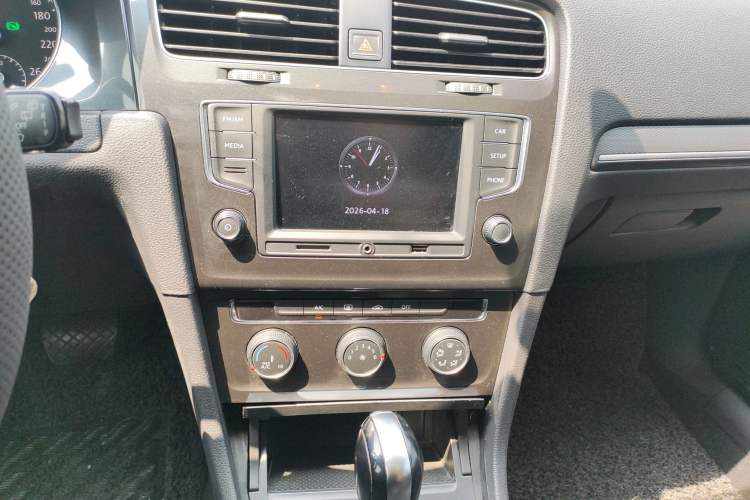 Used Volkswagen Golf 2017 1.6L Automatic Comfort Million-Vehicle Anniversary Edition Audio And AC Panel