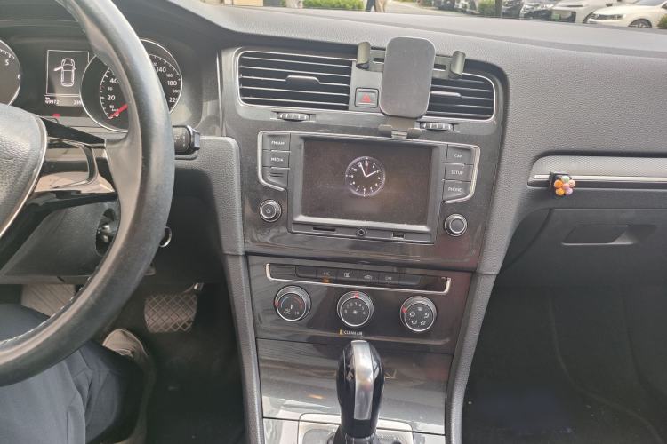 Used Volkswagen Golf 2017 1.6L Automatic Comfort Million-Vehicle Anniversary Edition Audio And AC Panel