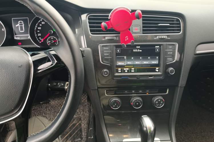 Used Volkswagen Golf 2017 1.6L Automatic Comfort Million-Vehicle Anniversary Edition Audio And AC Panel