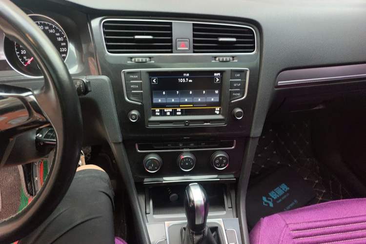 Used Volkswagen Golf 2017 1.6L Automatic Comfort Million-Vehicle Anniversary Edition Audio And AC Panel