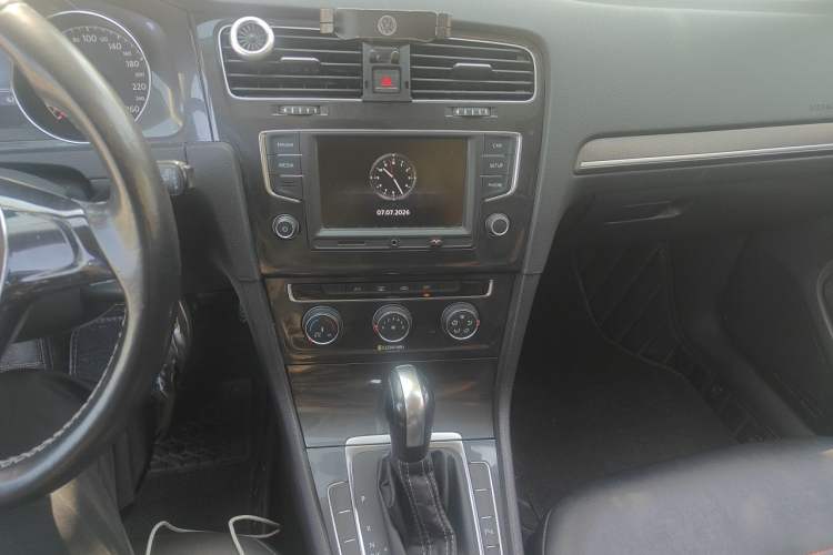 Used Volkswagen Golf 2017 1.6L Automatic Comfort Million-Vehicle Anniversary Edition Audio And AC Panel