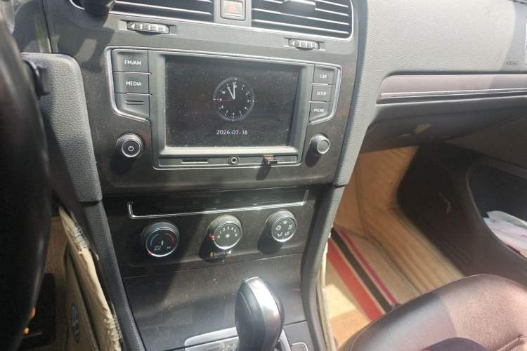 Used Volkswagen Golf 2017 1.6L Automatic Comfort Million-Vehicle Anniversary Edition Audio And AC Panel