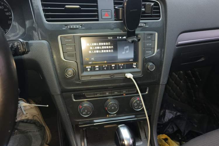 Used Volkswagen Golf 2017 1.6L Automatic Comfort Million-Vehicle Anniversary Edition Audio And AC Panel